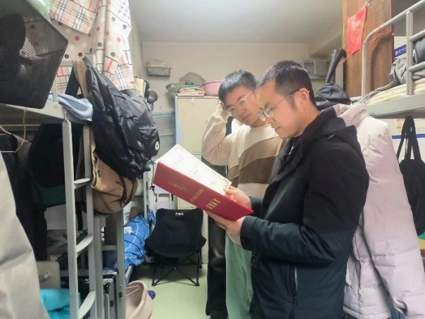 说明: 图片包含 人, 男人, 站, 房间描述已自动生成 说明: 图片包含 人, 男人, 站, 房间描述已自动生成